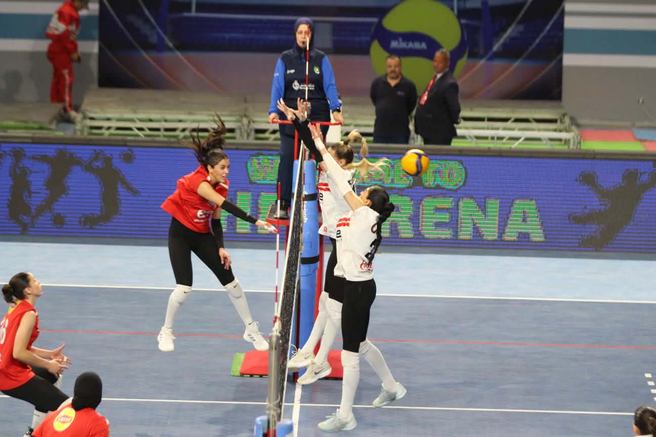 الأهلي يحصد لقب دوري السوبر الممتاز لآنسات الكرة الطائرة للمرة 42