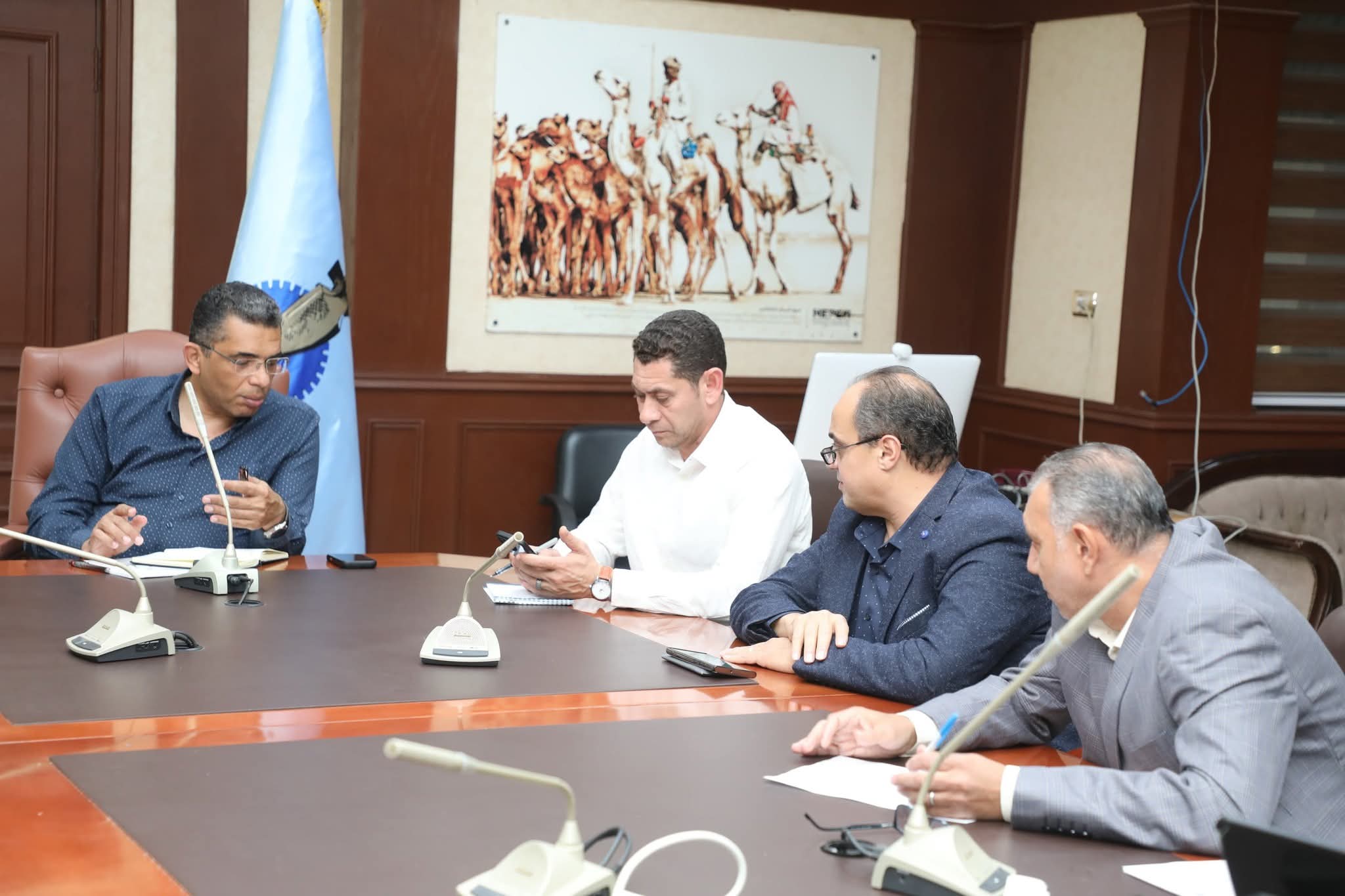 محافظ البحر الأحمر يبحث تطوير شبكة الطرق ويوجه برفع كفاءة الرصف والصيانة