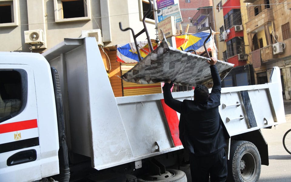 إزالة إشغالات وتسيير حركة المرور بميدان العتبة وعدد من شوارع الموسكي