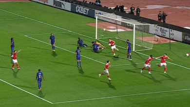 لاعب كرة قدم يسجل هدفاً.