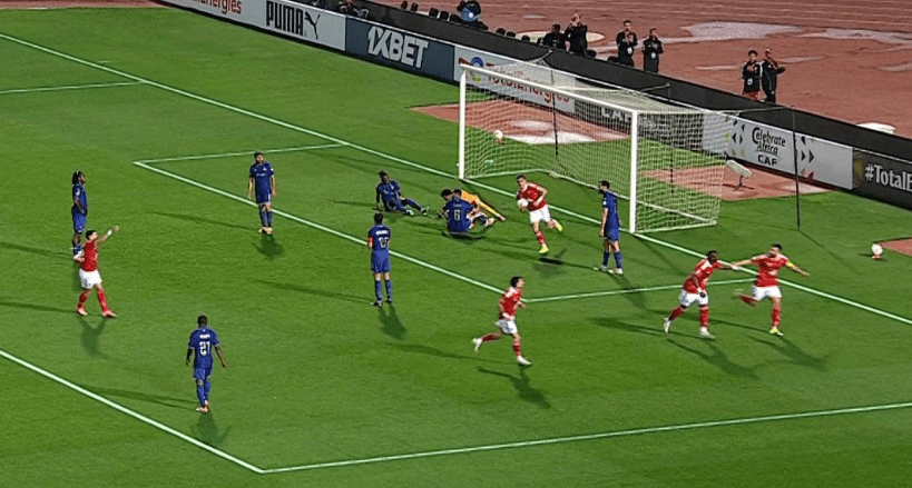 لاعب كرة قدم يسجل هدفاً.