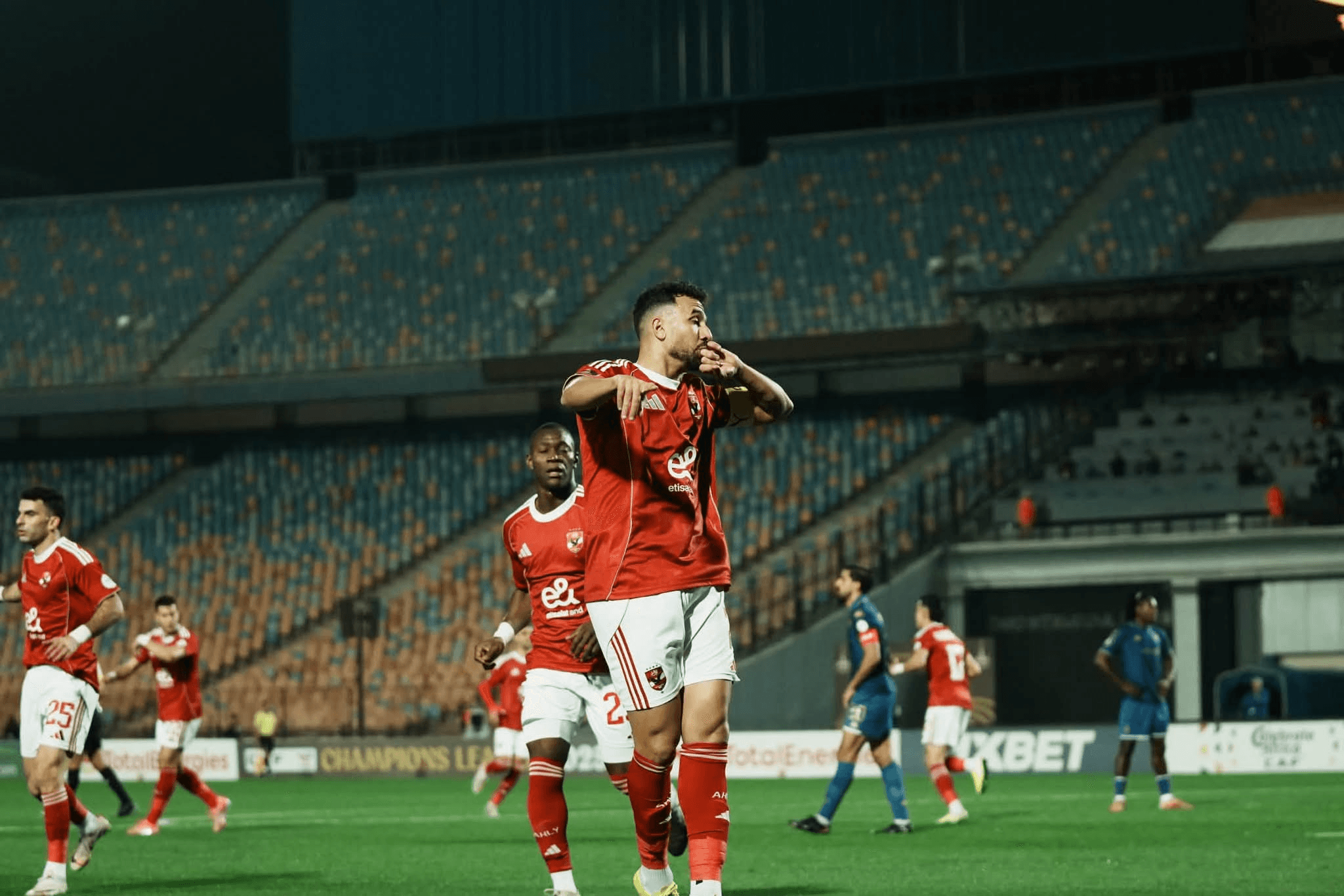 لاعبو الأهلي يحتفلون بتسجيل هدف