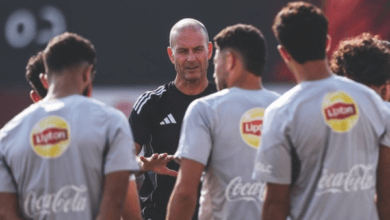 لقطة لمدرب الأهلي ييس توروب أثناء توجيه اللاعبين