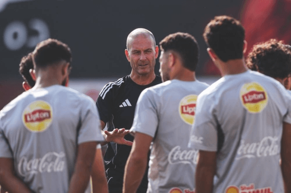 لقطة لمدرب الأهلي ييس توروب أثناء توجيه اللاعبين