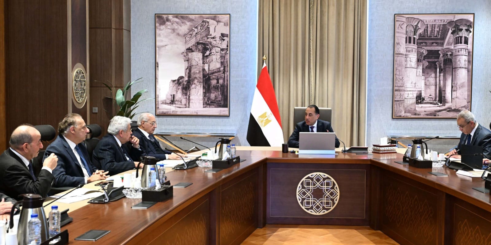 اجتماع رئيس الوزراء مع أعضاء اللجنة الاستشارية للشئون السياسية