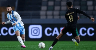 لاعبو فريق بيراميدز والجيش الملكي المغربي خلال المباراة.