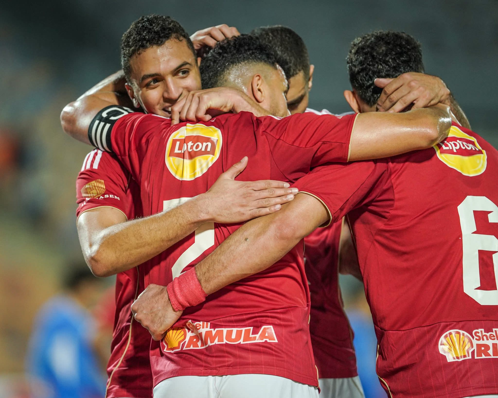 لاعبو الأهلي يحتفلون بتسجيل هدف