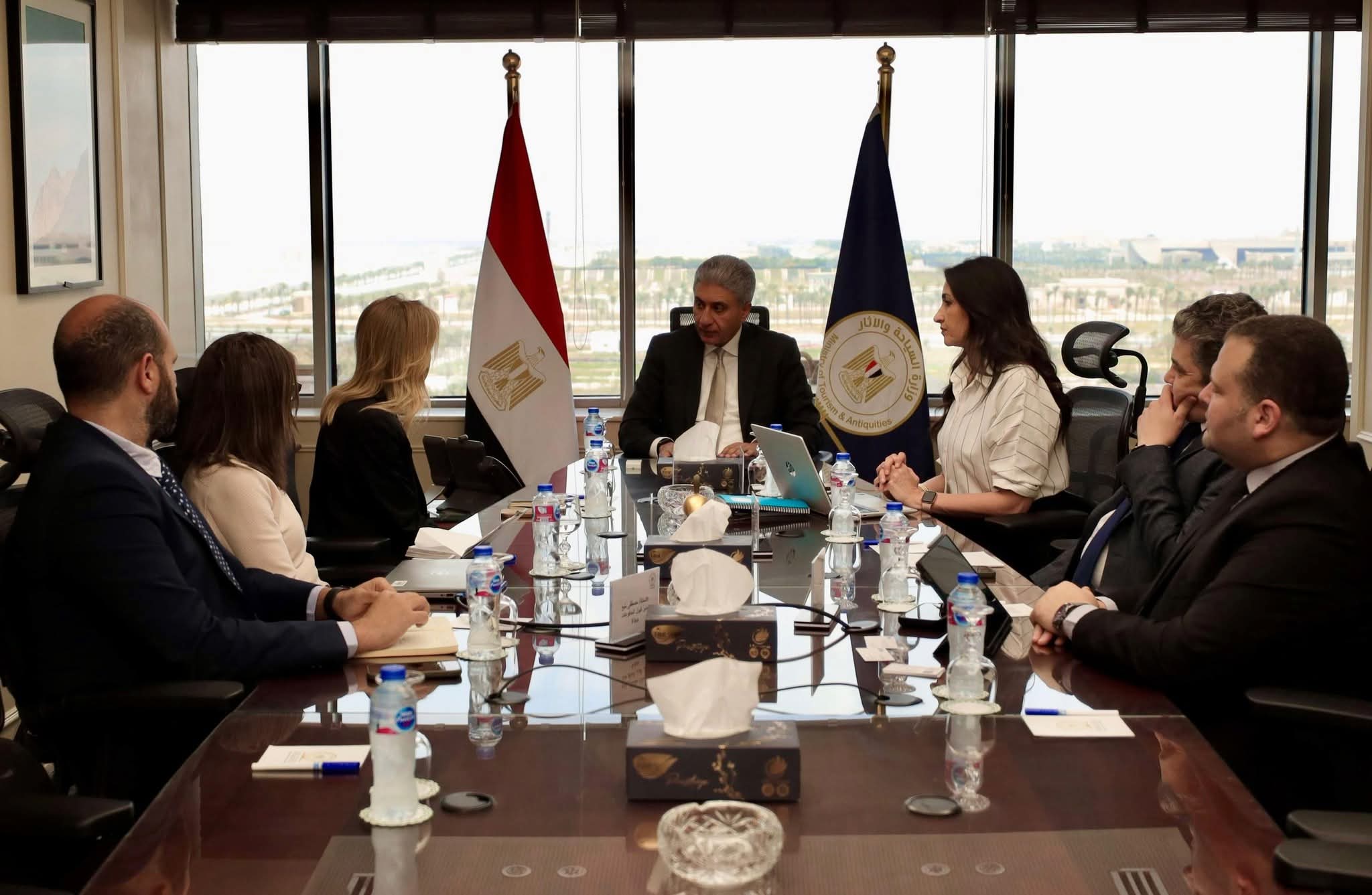 وزير السياحة والآثار يبحث مع مسؤولي شركة فيزا