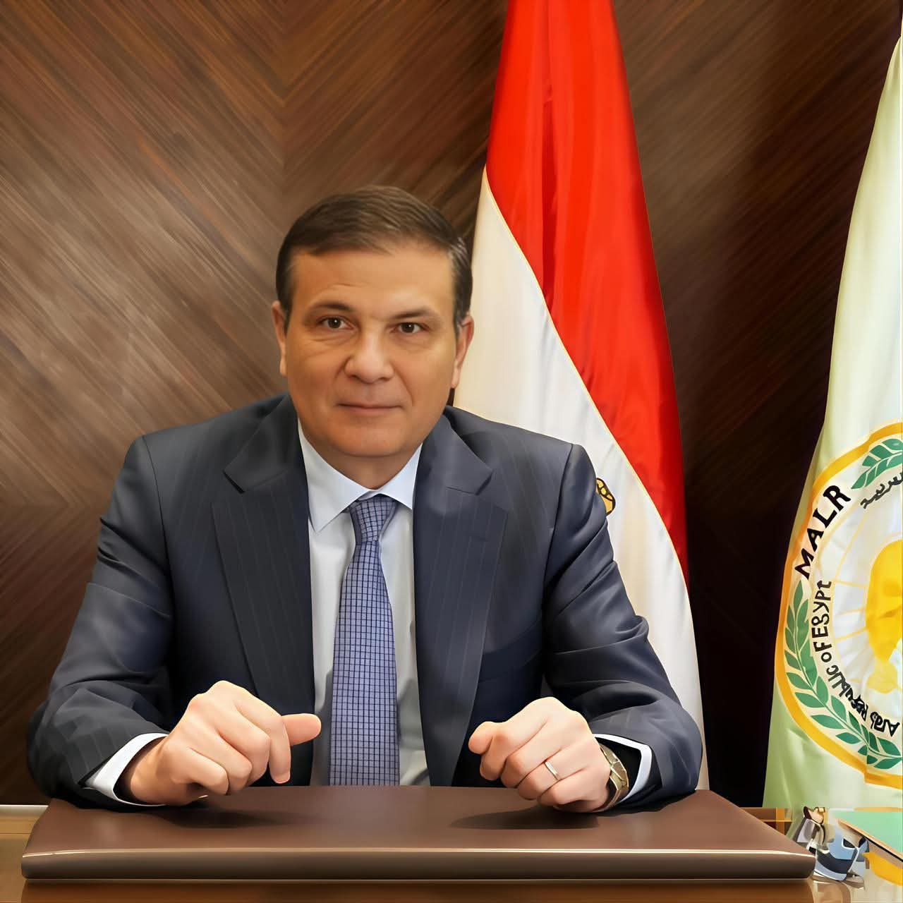 أحد العاملين بوزارة الزراعة يتفقد منتجات غذائية استعداداً لاحتفالات شم النسيم.