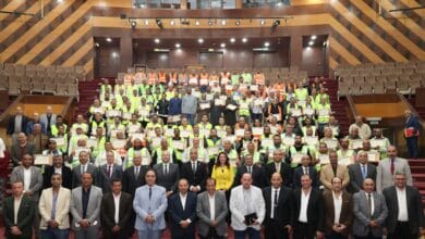 محافظ الجيزة يكرم عمال النظافة والسائقين