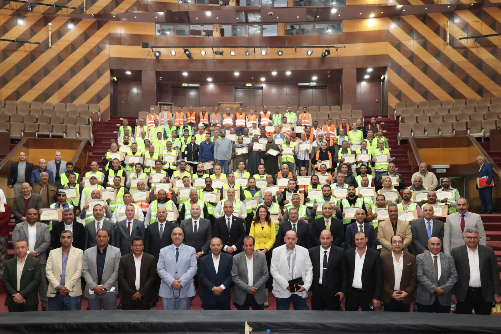 محافظ الجيزة يكرم عمال النظافة والسائقين