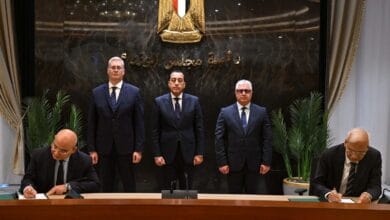 الدكتور مصطفى مدبولي يصافح موكول أغاروال خلال مراسم توقيع عقد مشروع إندوراما مصر للأسمدة.