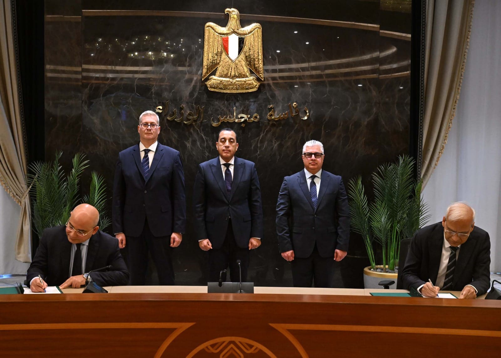 الدكتور مصطفى مدبولي يصافح موكول أغاروال خلال مراسم توقيع عقد مشروع إندوراما مصر للأسمدة.