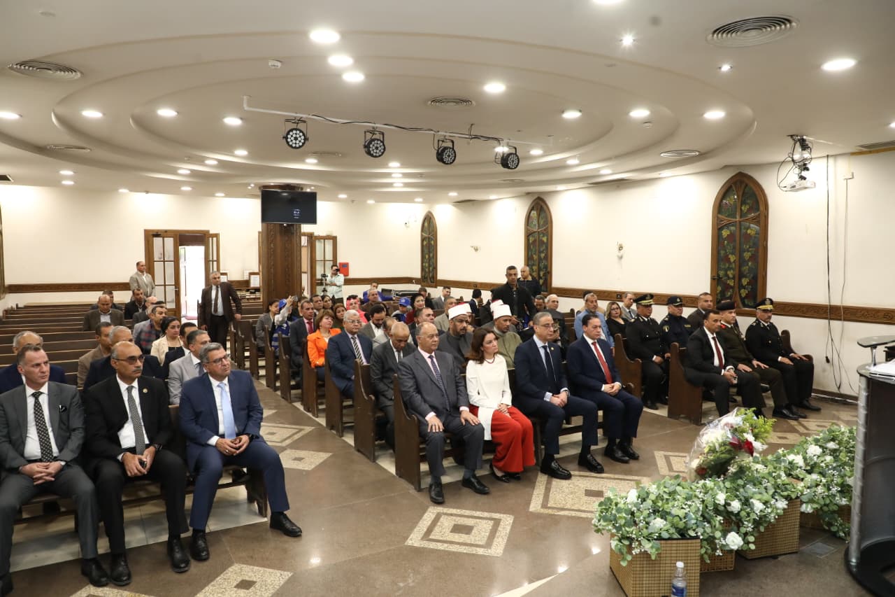 محافظ الجيزة يقدم التهنئة للأقباط بمناسبة عيد القيامة