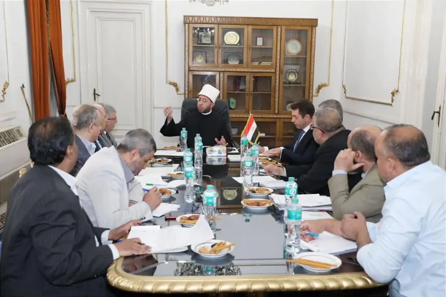 وزير الأوقاف يعقد اجتماعًا لبحث تنمية الموارد واستثمارات الوقف