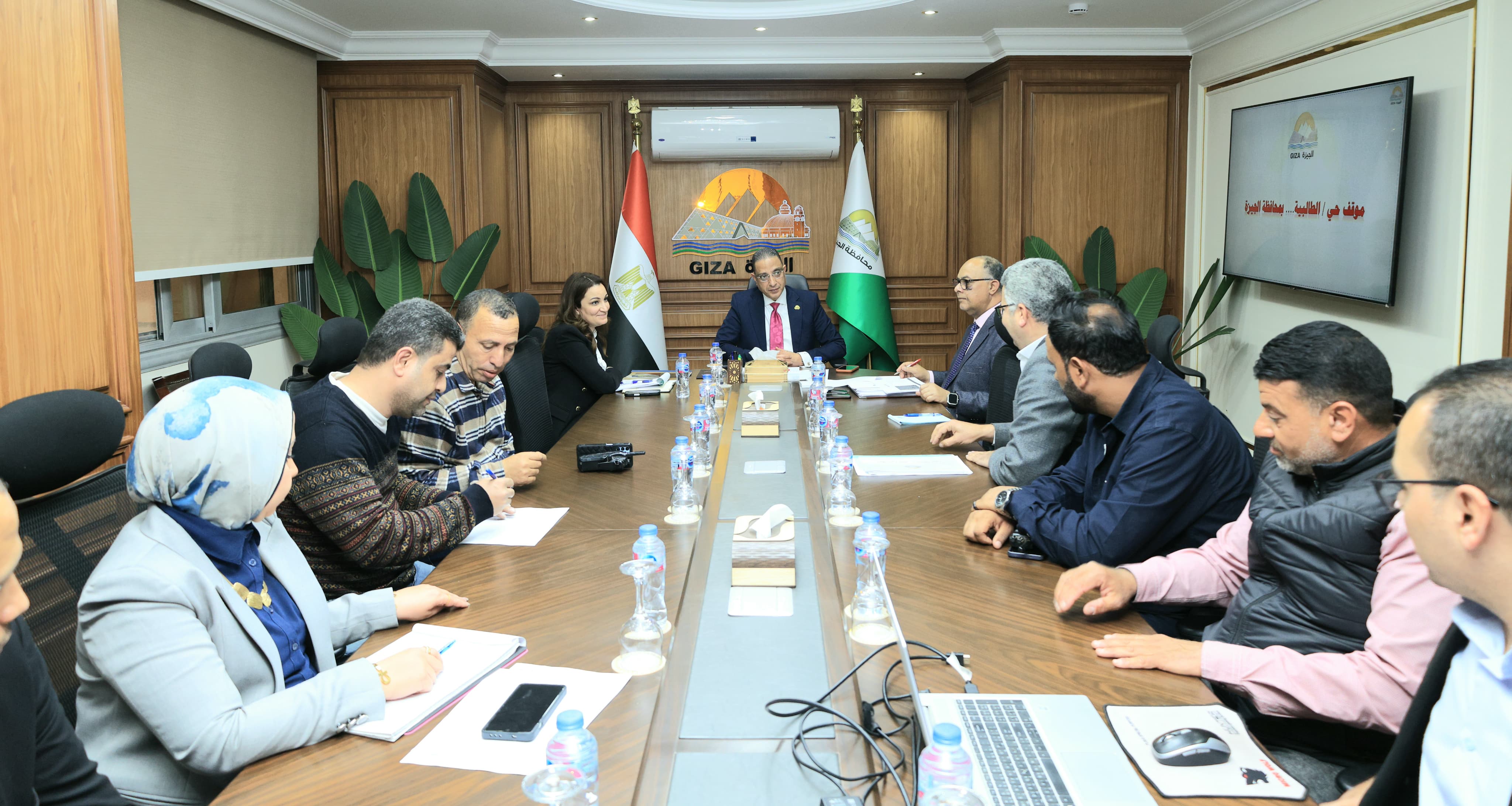 اجتماع محافظ الجيزة مع مسؤولي حي الطالبية