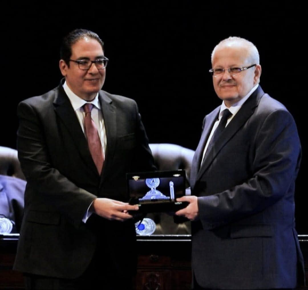 صورة تعبر عن الفوز بجائزة علمية