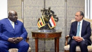 وزير الخارجية يبحث مع نظيره الأوغندي تعزيز العلاقات الثنائية وقضايا الأمن المائي والإقليمي