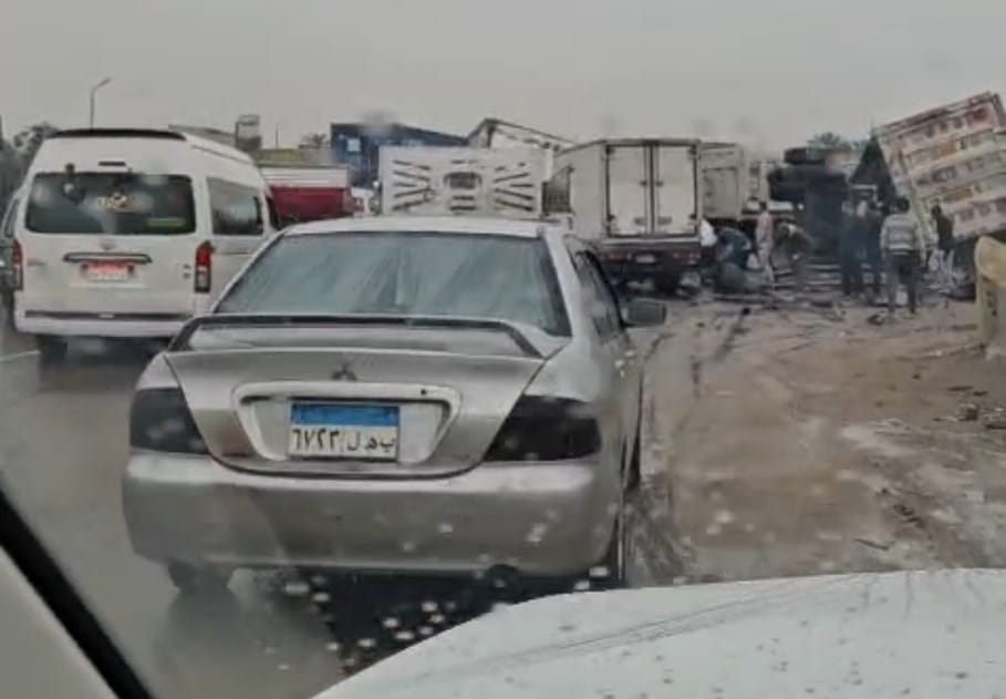 تصادم سيارتي نقل وانقلاب حمولتهما على الطريق الصحراوي بالإسكندرية بسبب الأمطار