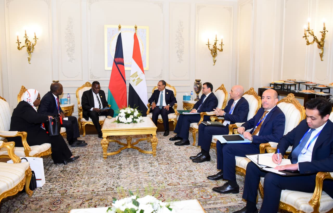 وزير الخارجية يبحث مع نظيره المالاوي سبل تعزيز العلاقات الثنائية