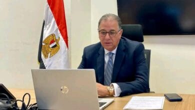 نائب وزير الخارجية يبحث شؤون الجالية المصرية بسلطنة عمان افتراضياً