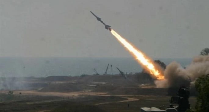 البحرين تعترض وتدمر صاروخين وطائرات مسيرة خلال 24 ساعة