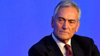 استقالة رئيس الاتحاد الإيطالي لكرة القدم وسط ضغوط سياسية