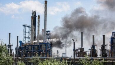 اندلاع حرائق في مصفاة ميناء الأحمدي بالكويت إثر استهدافها بمسيرات