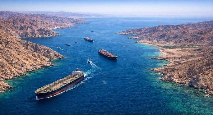 القدس العربي: تهديدات ترامب تزيد المخاطر العالمية وتدفع 36 دولة للاجتماع بشأن مضيق هرمز