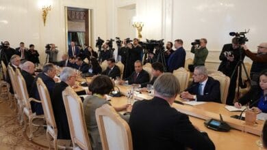 وزيرا خارجية مصر وروسيا يبحثان سبل تعزيز العلاقات الثنائية والتطورات الإقليمية