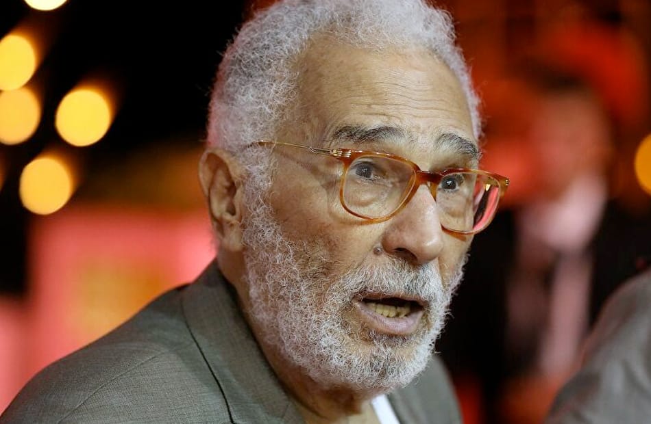 ابن الفنان عبدالرحمن أبوزهرة يطلب الدعاء لوالده بعد نقله للعناية المركزة