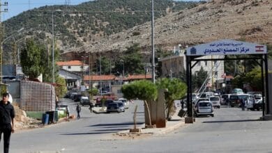 جيش الاحتلال ينذر بإخلاء معبر حدودي بين لبنان وسوريا تمهيدًا لمهاجمته