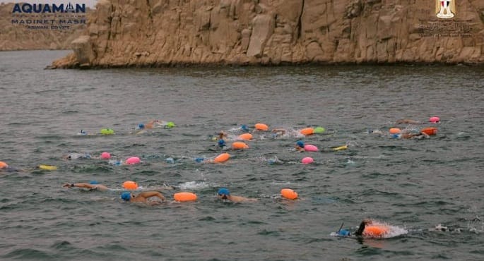 أسوان تشهد ختام بطولة "أكوا مان" للسباحة أمام معبد فيلة