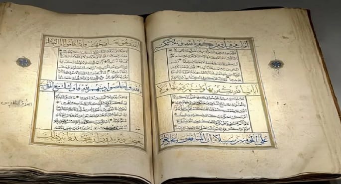 متحف القرآن الكريم بالسعودية يعرض مصحفًا نادرًا يعود للقرن 13 الهجري