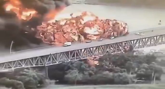 انفجار ناقلة نفط أسفل جسر الأمريكتين بقناة بنما يخلف إصابات