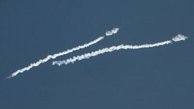 الدفاع الإماراتية تعلن التعامل مع صاروخ باليستي و11 طائرة مسيرة قادمة من إيران