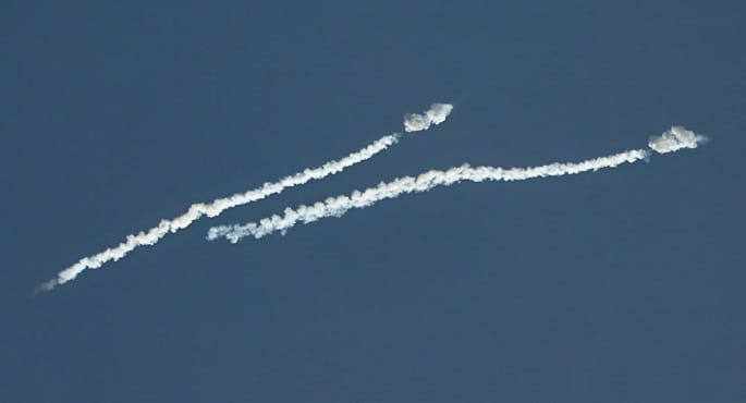 الدفاع الإماراتية تعلن التعامل مع صاروخ باليستي و11 طائرة مسيرة قادمة من إيران