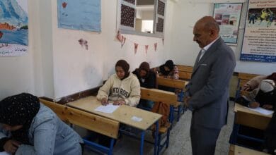 محافظ السويس يتفقد امتحانات معادلة محو الأمية للشهادة الابتدائية
