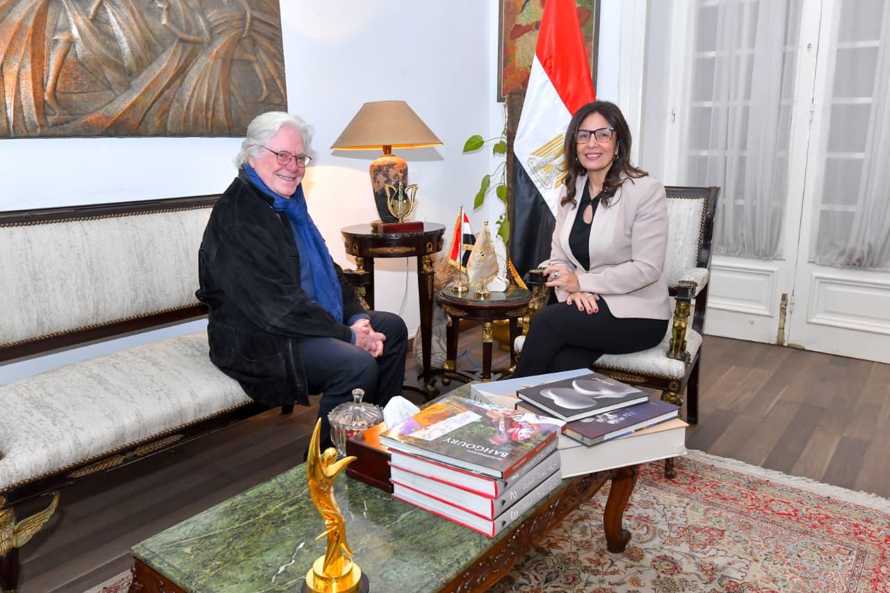 حسين فهمي يستمر في رئاسة مهرجان القاهرة السينمائي الدولي ويضع خطة لتطوير الدورة الـ47