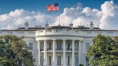 البيت الأبيض يؤكد رفضه لفرض إيران رسوم عبور بمضيق هرمز