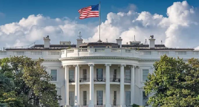 البيت الأبيض يؤكد رفضه لفرض إيران رسوم عبور بمضيق هرمز