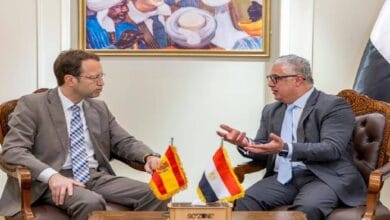 رئيس اقتصادية قناة السويس يبحث مع سفير إسبانيا آفاق التعاون المشترك