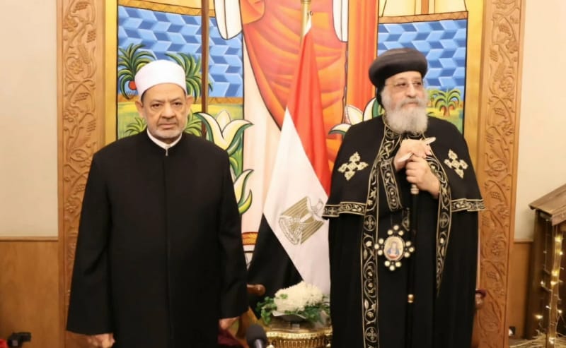 شيخ الأزهر يهنئ البابا تواضروس بعيد القيامة المجيد هاتفياً