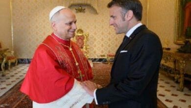 الرئيس الفرنسي يبحث هاتفياً مع بابا الفاتيكان الأزمات الدولية والشرق الأوسط