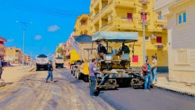 محافظ كفر الشيخ يتابع أعمال رصف طريق الفنار بمصيف بلطيم