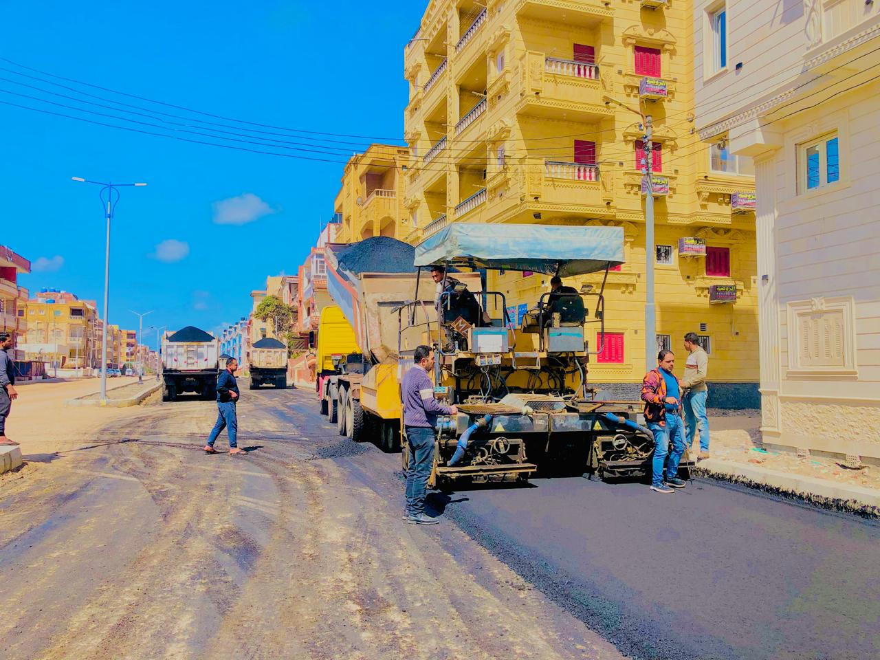 محافظ كفر الشيخ يتابع أعمال رصف طريق الفنار بمصيف بلطيم