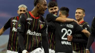 فريق لانس الفرنسي يخوض مباراة ودية دعمًا لصحفي مسجون بالجزائر