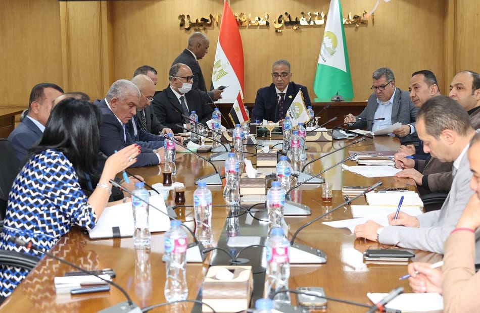 محافظ الجيزة يبحث مطالب مواطني الشمال مع نواب البرلمان ويضع حلولاً للأزمات