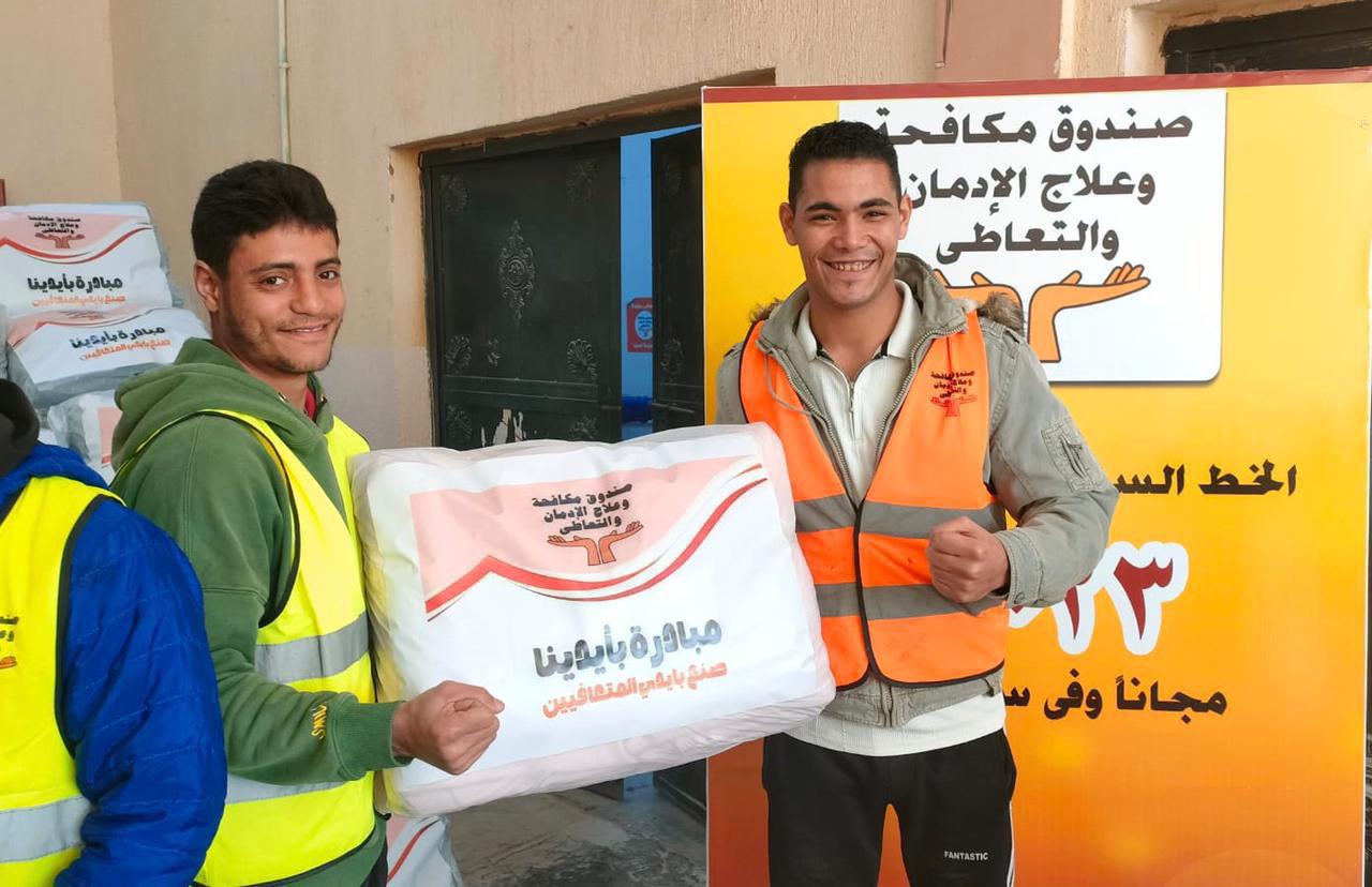 صندوق مكافحة الإدمان يسلم 1200 قطعة ملابس جاهزة لبنك الكساء المصري لدعم المتعافين
