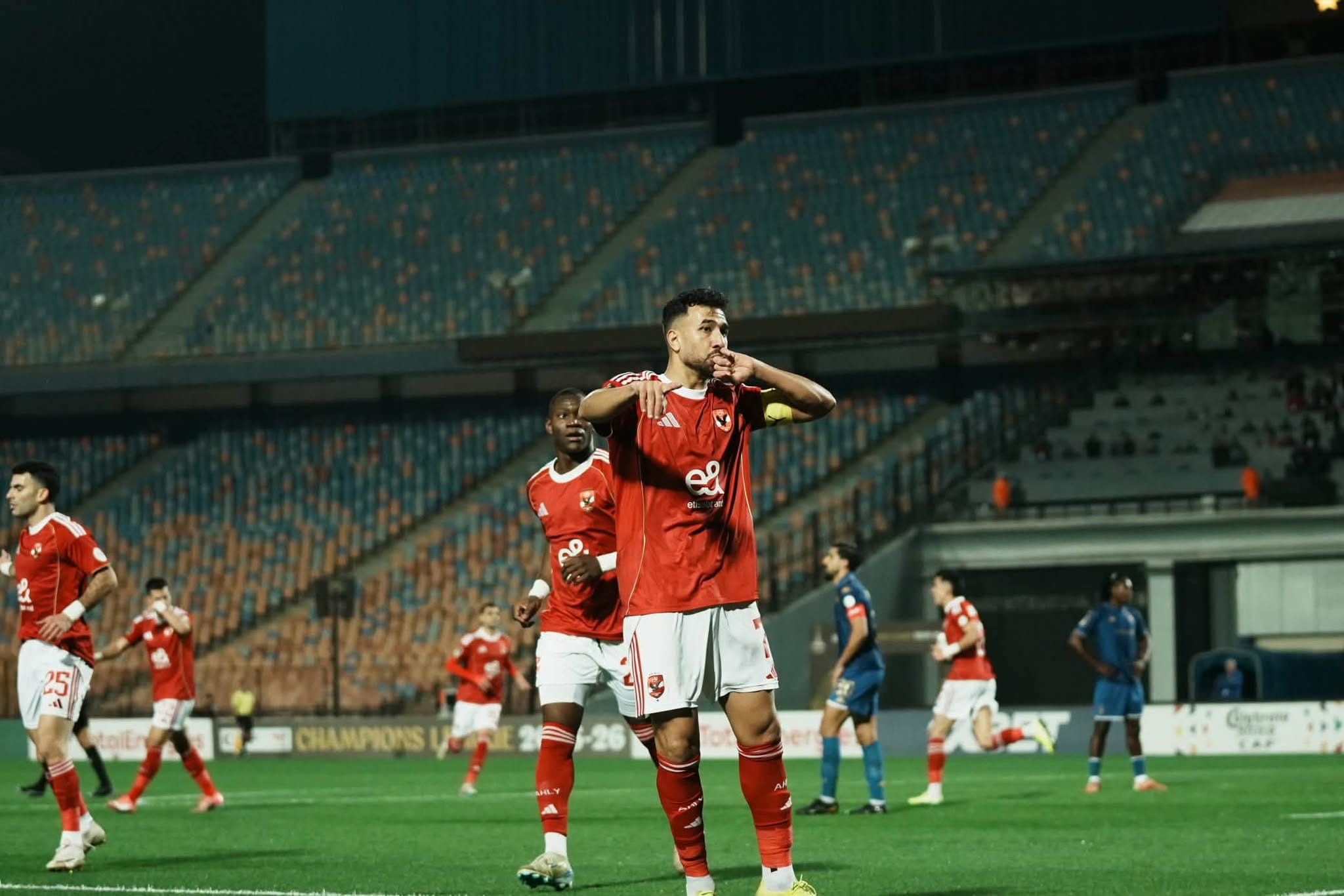 تريزيجيه يفتتح التسجيل للأهلي أمام سموحة بالدوري الممتاز